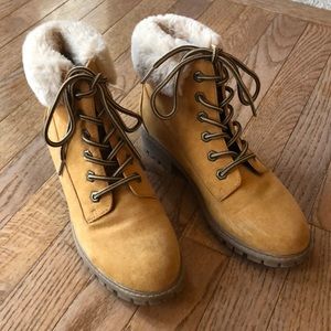 Women’s boots size 8m